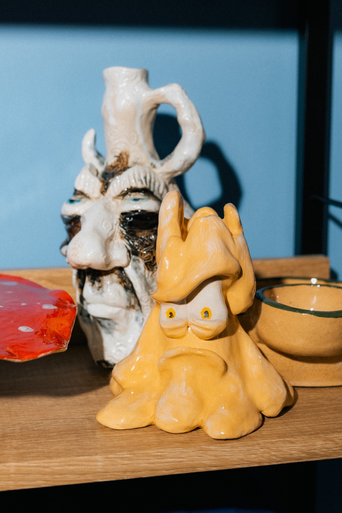 Белая и жёлтая авторские керамические фигуры